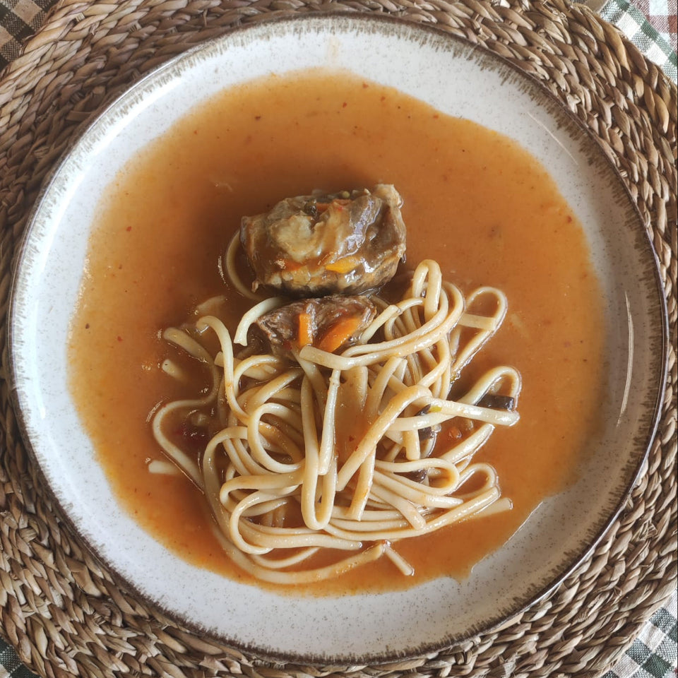 Carrillera en salsa con verduritas asiaticas y tallarines