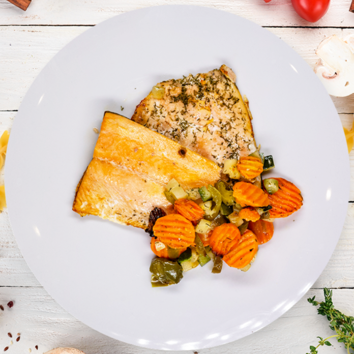 Salmón con verduras salteadas