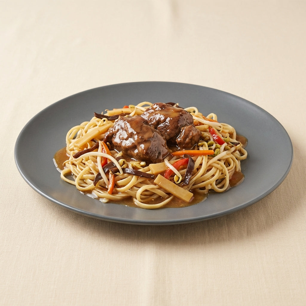 Carrillera en salsa con verduritas asiaticas y tallarines