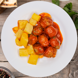 Albóndigas de pollo y ternera con tomate y patatas
