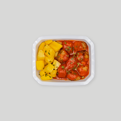 Albóndigas de pollo y ternera con tomate y patatas