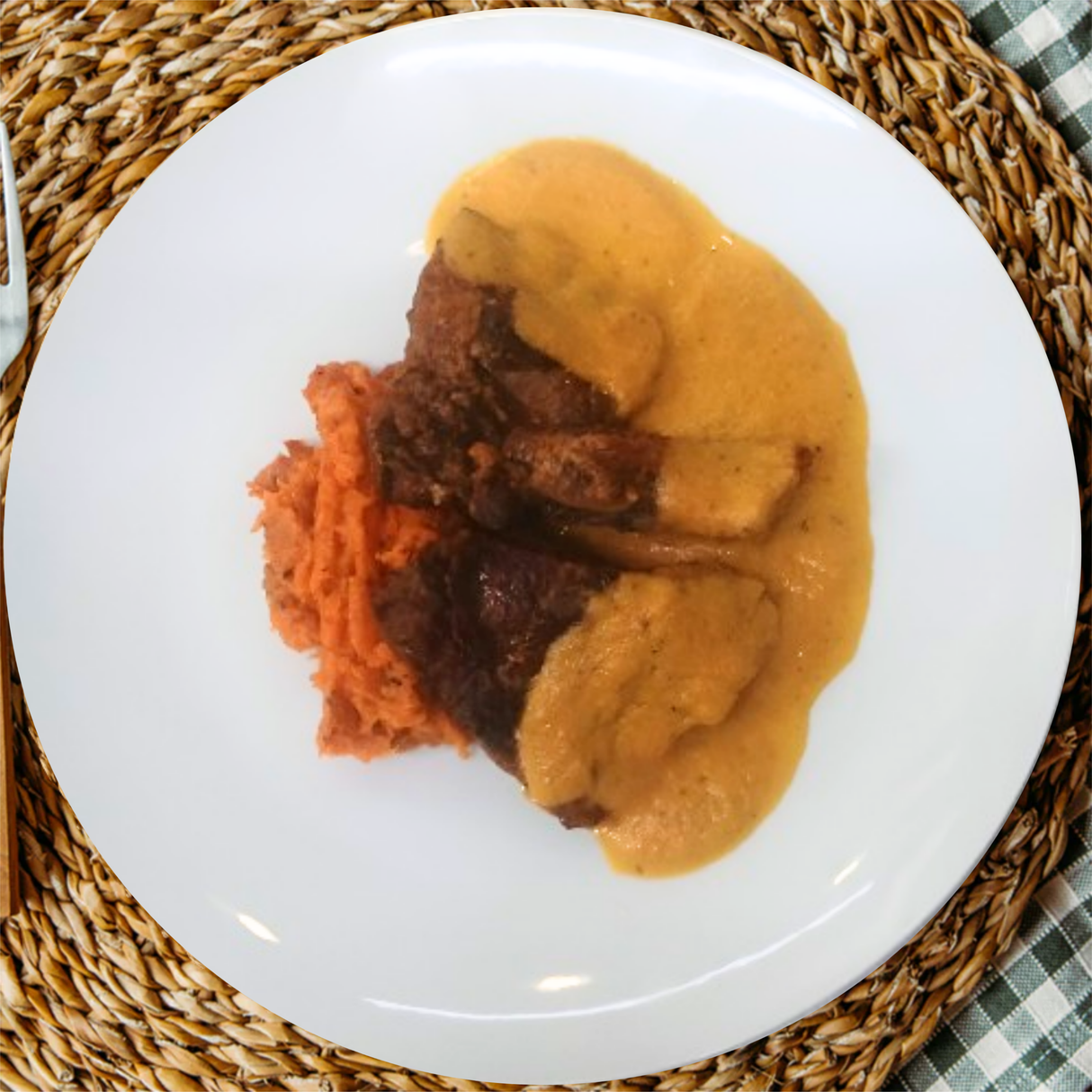 Secreto ibérico en salsa de vermout rojo y boniato