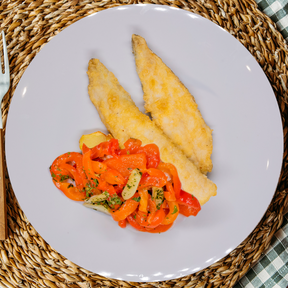 Filete de merluza a la romana con pimiento rojo