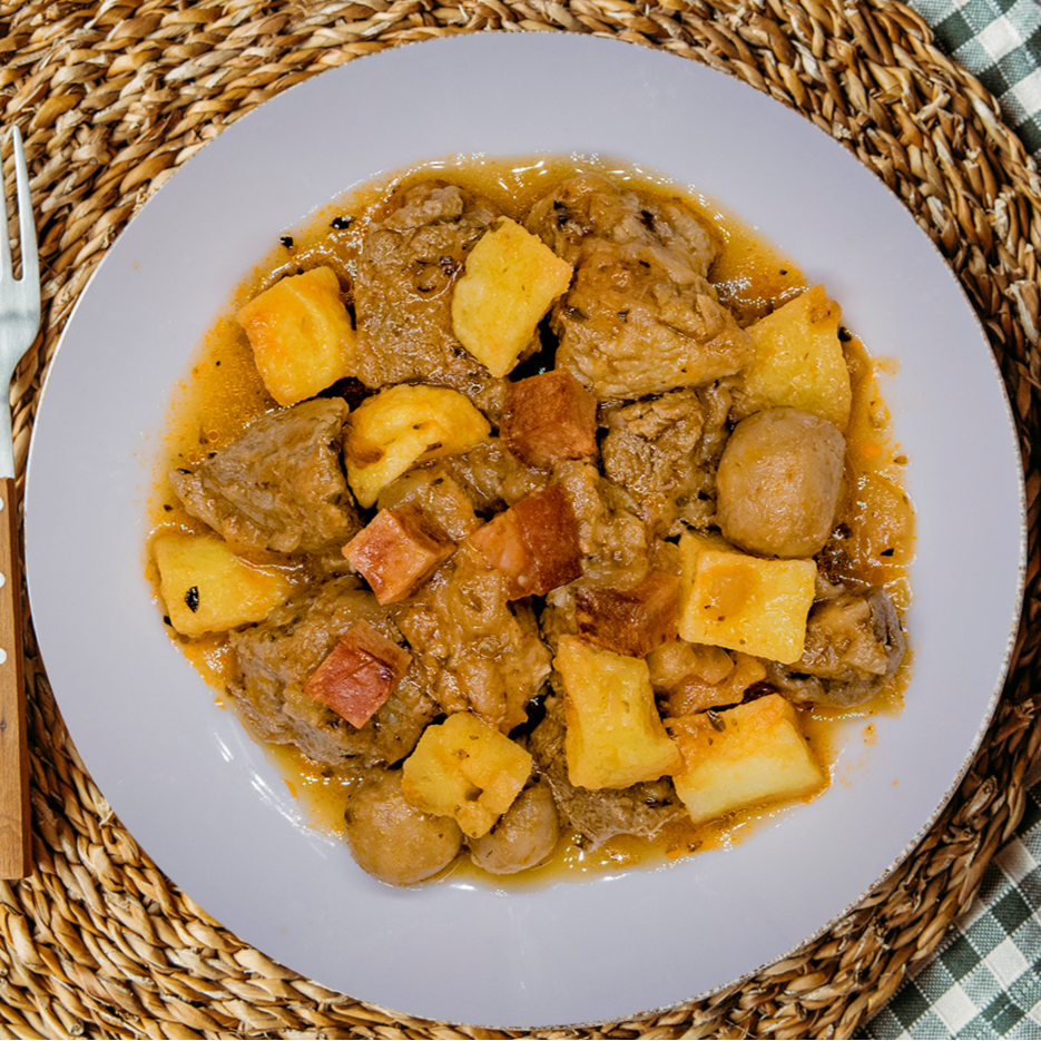 Morcillo de ternera en salsa con patatas
