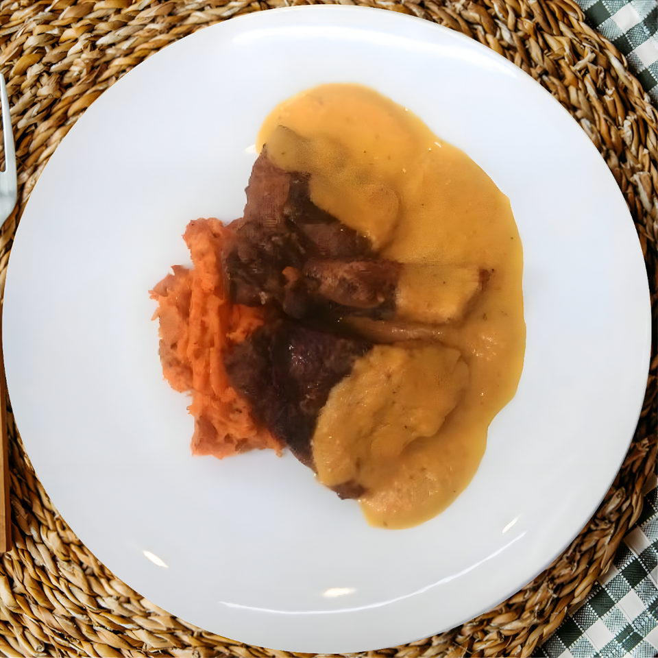 Secreto ibérico en salsa de vermout rojo y boniato